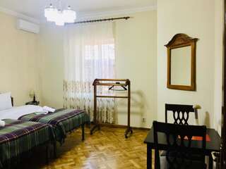 Мини-отель Astoria Garden Бишкек Двухместный номер с 2 отдельными кроватями, вид на сад-2