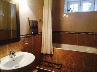Мини-отель Astoria Garden Бишкек Трехместный номер с основными удобствами и общей ванной комнатой-4